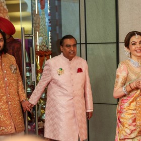 Anant Ambani s otcem Mukeshem a maminkou Nitou.