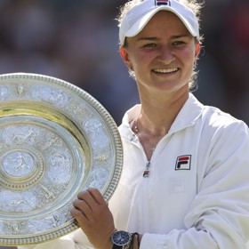 Tenistka Barbora Krejčíková pózuje se svou wimbledonskou trofejí, zlatou mísou, která je pojmenovaná po růžovém oleji bohyně Venuše.  