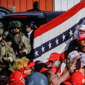 Donald Trump odjel po incidentu v eskortě. 