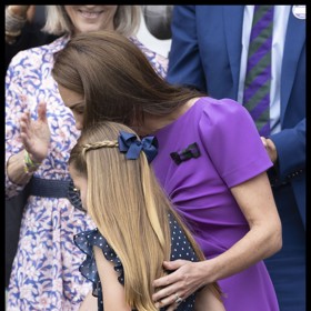 Vlasy měla svázané do svého oblíbeného účesu, který navíc zdobila mašle, barevně sladěná se zbytkem outfitu.