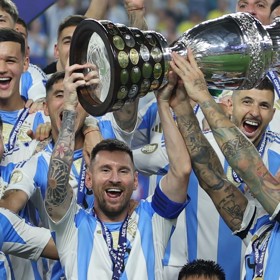 Lionel Messi opanoval shodou okolností ve stejný den s Argentinou mistrovství Jižní Ameriky.