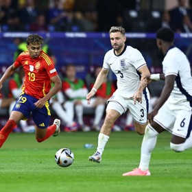 Teprve šestnáctiletý Lamine Yamal se stal hvězdou španělského týmu na EURO. Takto si ve finále vodil hráče Anglie. Kromě toho zaznamenal v sedmi zápasech jeden gól a čtyři asistence.