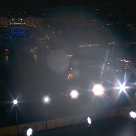 Vlasy si zpěvačka nechala spoutat do elegantního nízkého drdolu.