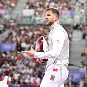 Šermíř Alexander Choupenitch během šermířského souboje v pařížském Grand Palais.