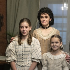 Herečka Sarah Haváčová jako Smetanova družka Betty