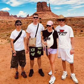 Petra se syny v Monument Valley National Parku.