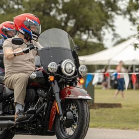 Prezident Petr Pavel přijel na motorce.