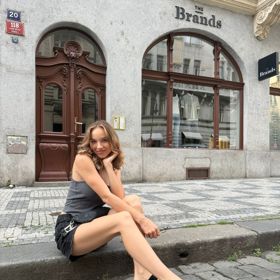 Kačka si užívá čerstvých 19 s delším mikádem. 