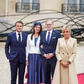 Petr Fiala a Emmanuel Macron s manželkami v Paříži.