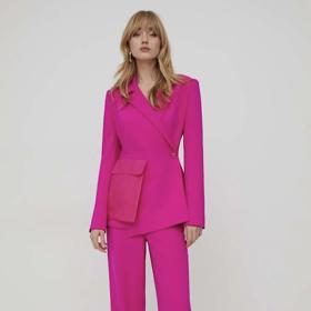 Extravagance kalhotového kostýmu v podání značky Stine Goya nemá chybu.