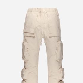 Travis Scott nosí i tyto poměrně dostupné šestikapsové cargo kalhoty od značky Jacov. Jejich cena je příjemných 92$, tedy přibližně 2 100 Kč.