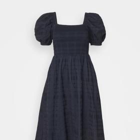 Tmavomodré šaty střihu milkmaid. Barbour, 4 090 Kč