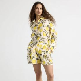 Značka Lindex nabízí v aktuální kolekci celou řadu citrony posetých modelů, třeba tento set šortek a blůzy.