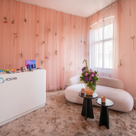 Interiéru IQOS pokoje, který vznikl v režii návrháře Martina Kohouta, dominoval tylový závěs ozdobený pivoňkami.