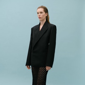 Háčkovaná sukně s oversize sakem - model vhodný do města. Mango x Victoria Beckham