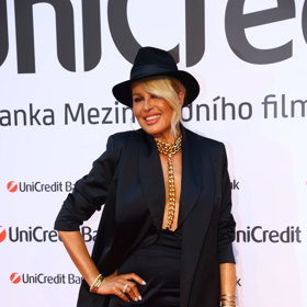 Simona na svou sestru práskla, že má botox.