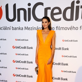 Kristýna Schicková v oranžovém modelu z dílny návrhářky Zuzany Lešák Černé.