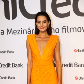 Model doplnila Kristýna Schicková šperky Korbička. 