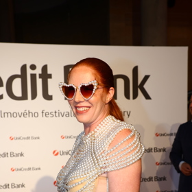 Velmi podobný doplněk jsme letos zahlédli také na filmovém festivalu ve Varech, kde jej oblékla herečka Nikol Heřmánková Kouklová.