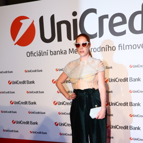 Její outfit vykazoval odvážnější prvek v podobě průsvitného, perlami rovněž zdobeného korzetu. Nikol za něj sklidila spíše rozpačité reakce.