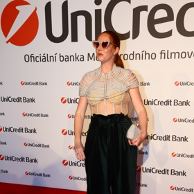 Nikol a její nepovedená róba na UniCredit Bank party.
