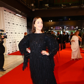 Herečka Denisa Barešová vynesla černou flitrovanou róbu od návrháře Martina Kohouta. 