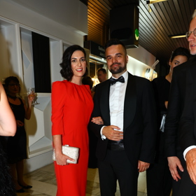 Předsedkyně sněmovny v doprovodu perfektně oblečeného manžela zářila.