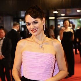 Herečka Klára Issová se od kadeřníka Honzy Kořínka dočkala pochvaly.