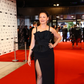 Herečka Klára Melíšková předvedla nožku ve vysokém rozparku se síťovanými punčochami. 