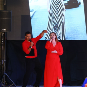 Tomáš Krejčíř vynesl rudou košili také na nedávnou módní přehlídku Martiny Pipkové Loudové, kterou moderoval.