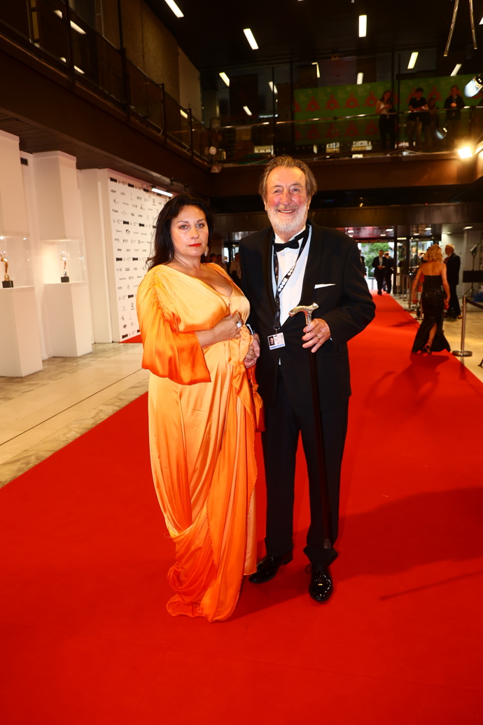 Marcela vedle Bolka střídá barevné róby a Bolek její krásu jen tiše obdivuje. 