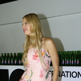 "Asi rozumím potřebě být jiná, což se asi i povedlo, ale za mě to tedy není úplně šťastná cesta. Do jemných blond vlasů v délce do mikáda připnout clipy, které na oko udělají dojem velmi tenkých konců, není hit ani cool. Raději bych snad vlasy utáhnul a udělal malý drdůlek," hodnotí účes Honza Kořínek.