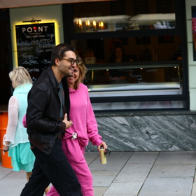 Jordan Haj na procházce s Emmou. Ta byla v růžové k nepřehlédnutí.