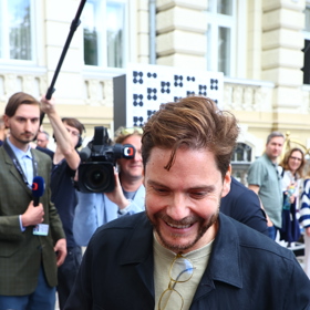 Daniel Brühl nešetřil úsměvy.