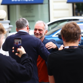 Pánové se hned objali.