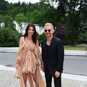 Leoš Mareš s manželkou Monikou. Leoš nás překvapil novou blond barvou. 