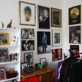 V novém bytě má mnoho obrazů. 