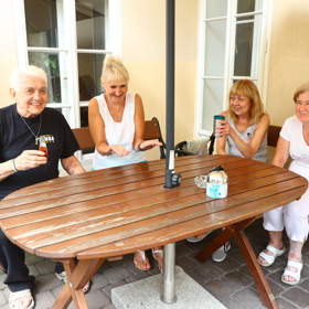 Jiří Krampol si rád popovídá se zaměstnankyněmi pečovatelského domu. 