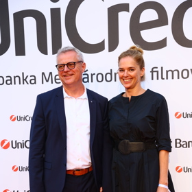 "Moderátorka Světlana Witowská tuto párty pojala z mého pohledu velmi neformálně. Myslím, že by vlasy zasloužily větší pozornost a přípravě dopřát trochu více času než jen vlasy běžně umýt, vyfoukat a sepnout," hodnotí kadeřník Honza Kořínek. 