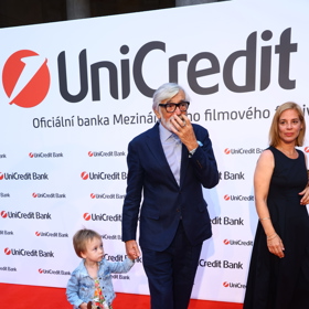 Prezident karlovarského filmového festivalu Jiří Bartoška má roztomilou vnučku, která se stala hvězdou večera. 