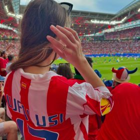 Kateřina oblékla tátův dres.