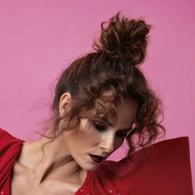 Detail účesu Renáty Czadernové.