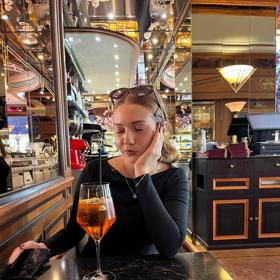 Christel Lilly si nenechala ujít slavnou karlovarskou kavárnu Café Pupp.