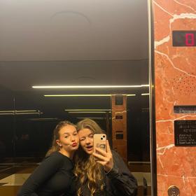 Christel Lilly Kraus tráví čas ve Varech s kamarádkou.