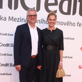 Světlana Witowská dorazila na jednu z nejluxusnějších párty ve Varech s ne příliš povedeným účesem.