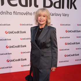 "Herečka Jana Švandová je vždy krásná a tentokrát zvolila řekněme beach waves, tedy plážové vlny, které působí lehce a svěže. Jediné, co bych doporučil, je k těmto vlnám jinak zpracovat ofinu – možná by bylo super jí takto dodat strukturu a třeba vytvořit patku," říká kadeřník Honza Kořínek.