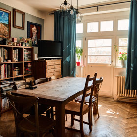 Pohled na obývací pokoj a jídelnu v jednom.