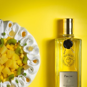 Divadelní úvod vůně Pavlova je pozvánkou k objevení pikantních gurmánských chutí šumivého ananasu, mučenky a kokosu, které dotvářejí neokázalý pocit exotiky. Nechybí ani malinové tóny s bohatými ovocnými nuancemi, které mají překvapivou hloubku. Toto sladké a lehce nahořklé letní ovoce dodává parfémovému koktejlu fascinující složitost a vyvažuje lehkost ovocného tónu broskve. Pavlova je vůně umocněná kombinací dřevitých tónů, jako je cedr a santalové dřevo, které tvoří uklidňující kontrast k lehkým ovocným tónům. Vanilka a pižmo se harmonicky proplétají a podepisují na této originální kompozici připomínající vzdušné rozplývající se pusinky Pavlova. Myskino, 1 875 Kč za 30 ml