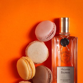 Macaron Bourbon je ódou na smyslnost a sofistikovanost. Od samého začátku svádí gurmánským tónem hořkých mandlí se sladkým rumovým aspektem a jemným karamelem, jehož hladká, uklidňující sladkost vytváří na pokožce závoj rozkoše.
Skořice a hřebíček se prolínají a nabízejí pikantní hřejivost připomínající okouzlující vůni vycházející z trouby. Myskino, 1 875 Kč za 30 ml