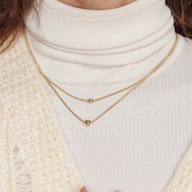 Na roláku postačí dva jemné náhrdelníky, které vypadají decentně. Answear, 1 199 Kč